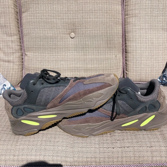 Yeezy 700 MAUVE 💯 - Picture 3 of 6